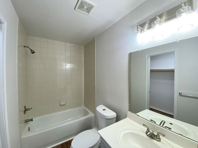Building Photo - Washer/Dryer Included – Move-In Ready Home in Hills of Shaenfield!