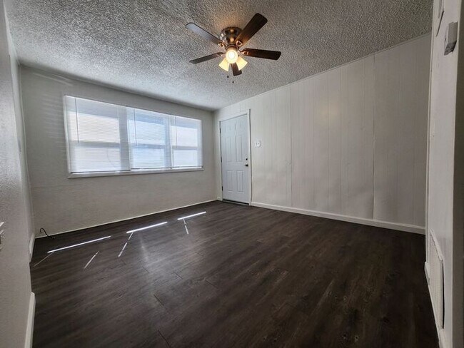 Building Photo - Cozy 2-Bedroom Home – Bright, Updated & Ready for You| Move-In Special: 50% OFF First Month’s Rent!