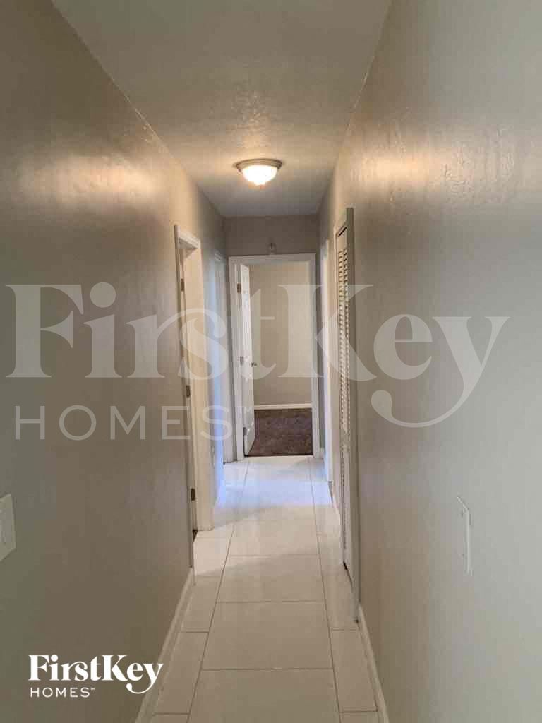 Building Photo - 1410 NE 43rd Ct