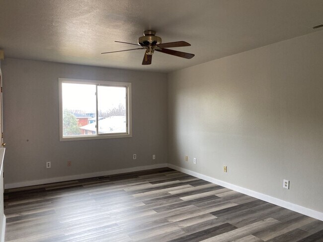 Building Photo - 2 Bedroom 2 Bath Townhome w/ large 2 car garage - Freshly remodeled - Available Now