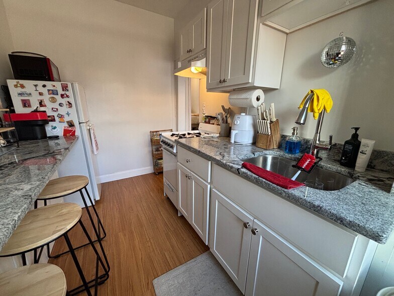 Building Photo - 19 Irving St