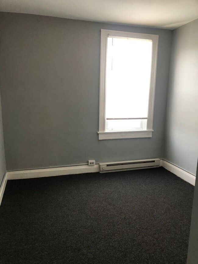 Building Photo - Discover this well-maintained 3-bedroom, 2-bath home in Baltimore, MD,