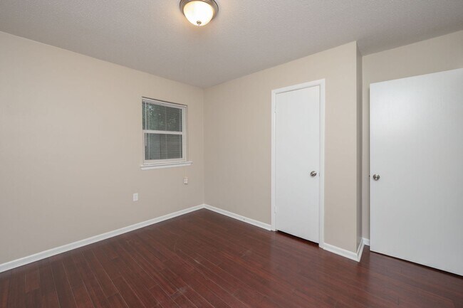 Building Photo - Charming Florida Cottage in the Heart of F...