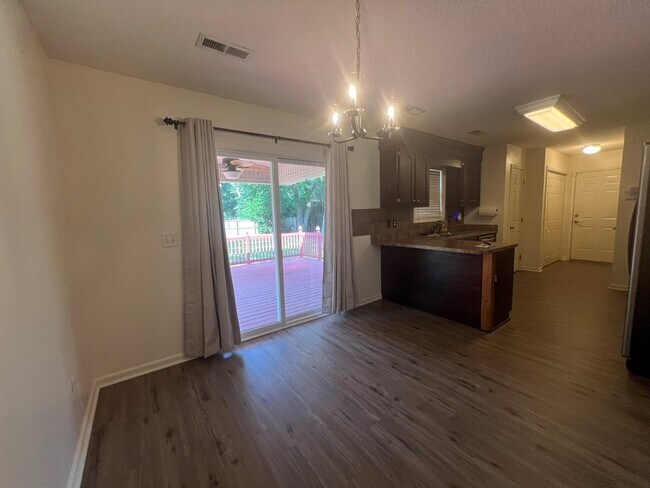 Building Photo - 3290 Valencia Dr