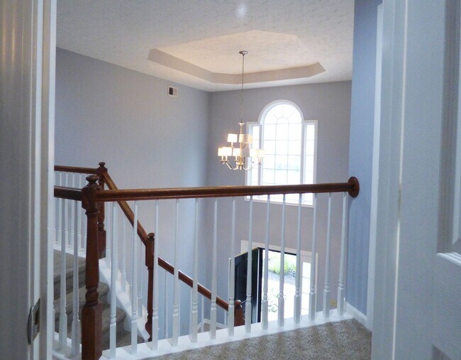 Building Photo - Lovely, Spacious 4 BR House! Vaulted Ceili...