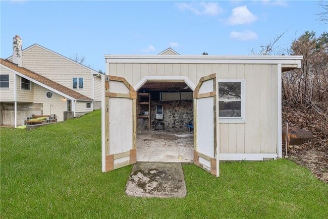 Building Photo - 8 Pine Ln