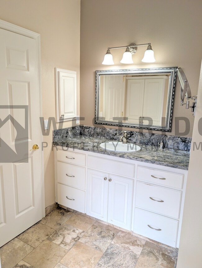 Building Photo - 632 NW Pacific Grove Dr