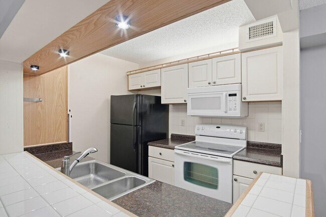 Building Photo - 2500 SE Anchorage Cove