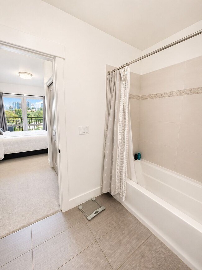Building Photo - 1bd/1.5ba Seattle Condo