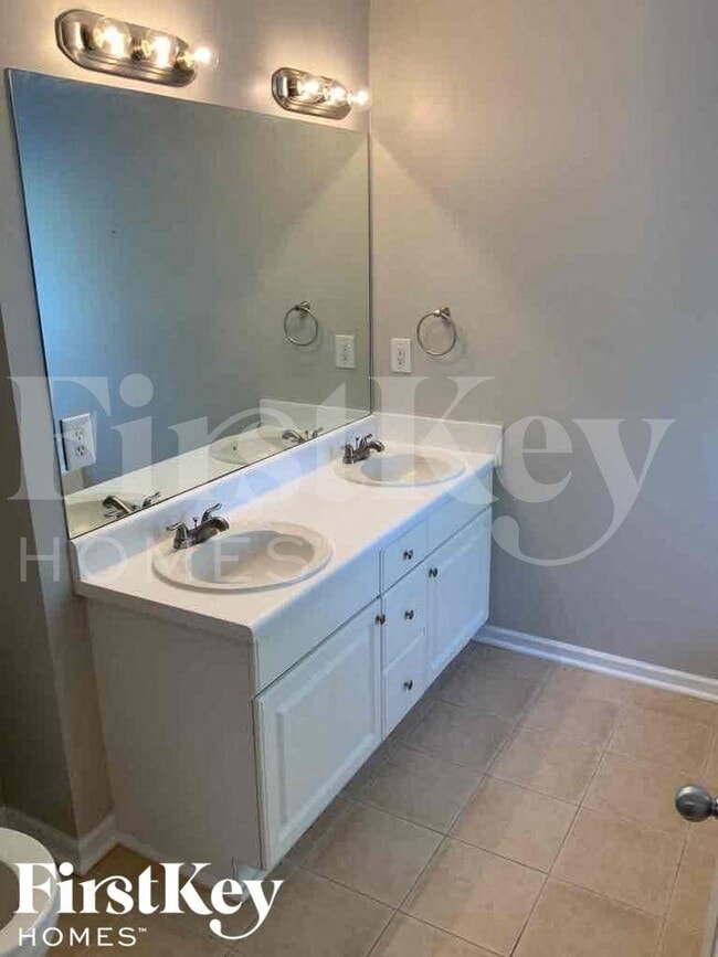 Building Photo - 1253 Waymar Ct SW