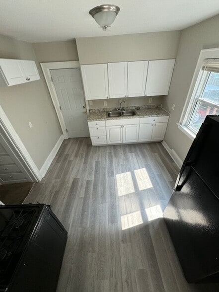 Building Photo - 10012 Robinson Ave