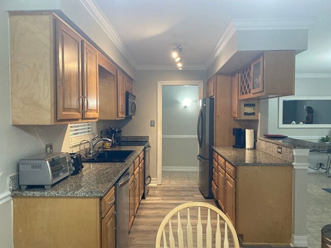 Building Photo - Charming 2/2 Seasonal Rental in Sarasota – Minutes from the Beach! Private Courtyard Included!!