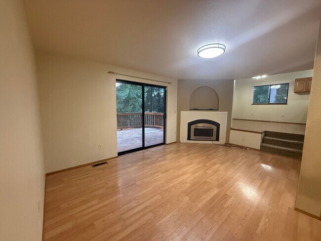 Building Photo - 3 BED 2.5 BATH WITH DAYLIGHT BASEMENT & BONUS ROOM - SPACIOUS CORNER LOT