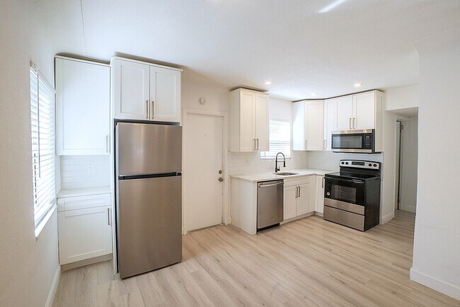 Building Photo - Charming 2 units building in Prime St. Pete Location