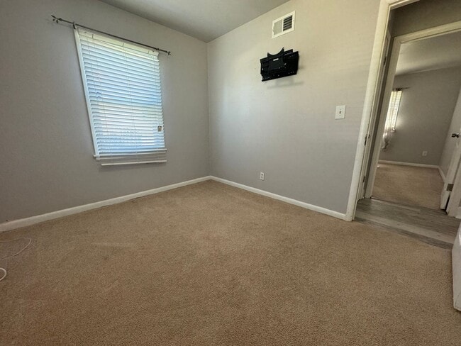 Building Photo - Adorable 3 bedroom 1.5 bathroom in Tulsa