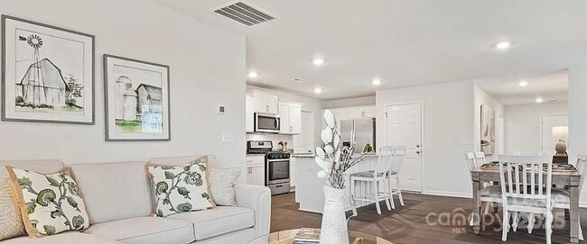 Building Photo - 2224 Lilium Dr