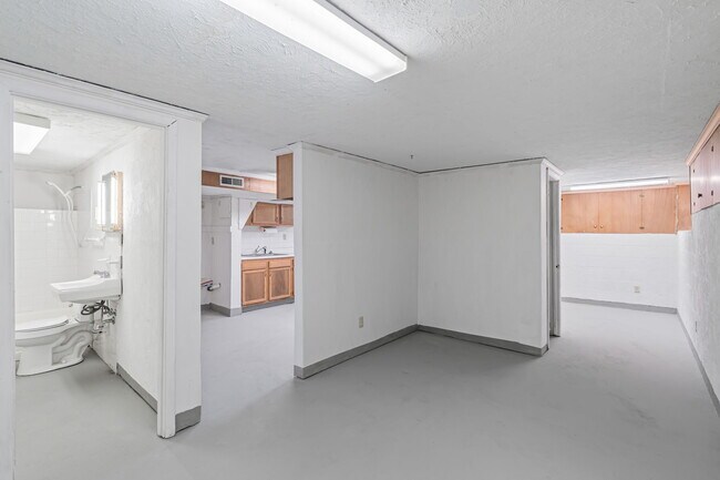 Building Photo - 1315 E Red Bud Rd