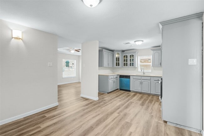 Building Photo - 207 E Bernard St