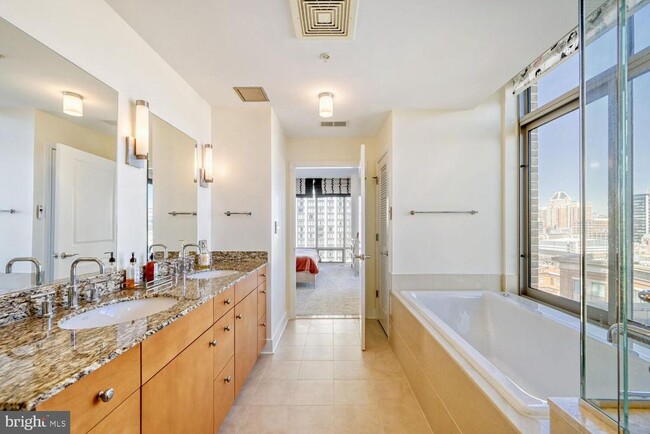 Building Photo - 675 S President St