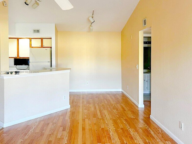Building Photo - 12400 Vista Isles Dr