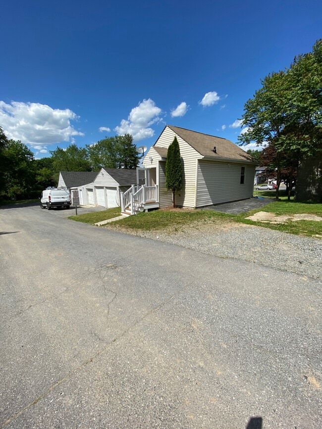 Primary Photo - 452 Main St