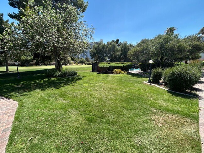 Building Photo - SPACIOUS 2 BEDROOM TOWNHOME IN LAS VEGAS COUNTRY CLUB