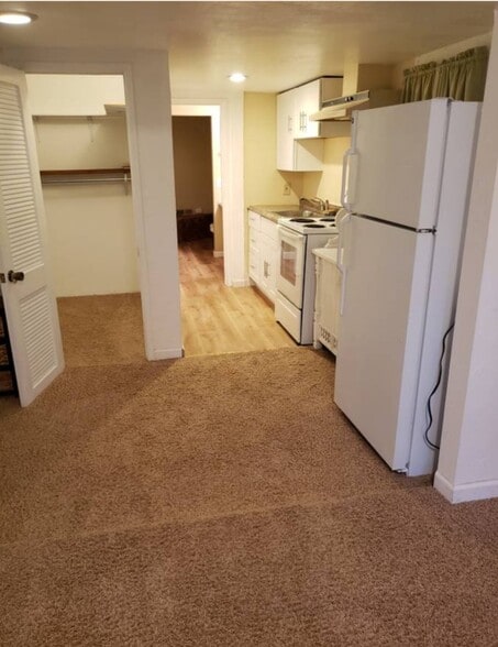 Building Photo - 1084 Fern Ave