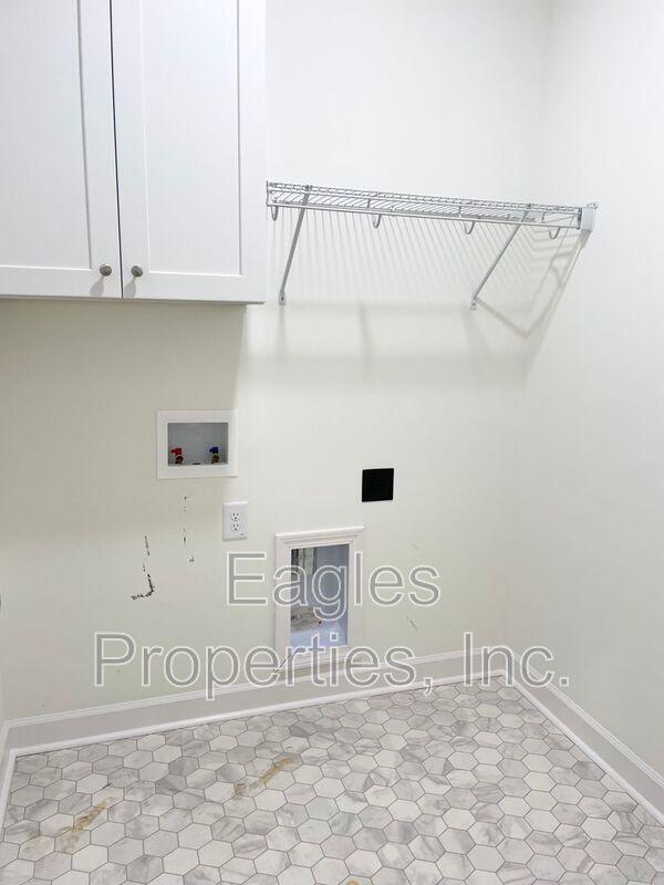 Building Photo - 300 Creeks Edge Dr