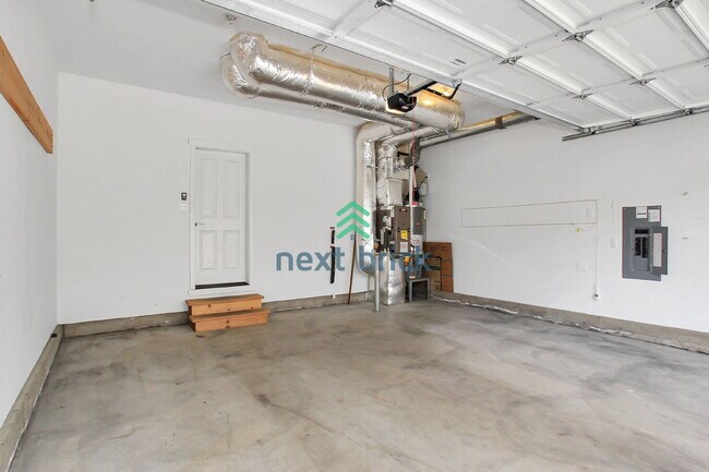 Building Photo - 3 Bed and 2.5 Bath Single-family Home Avai...