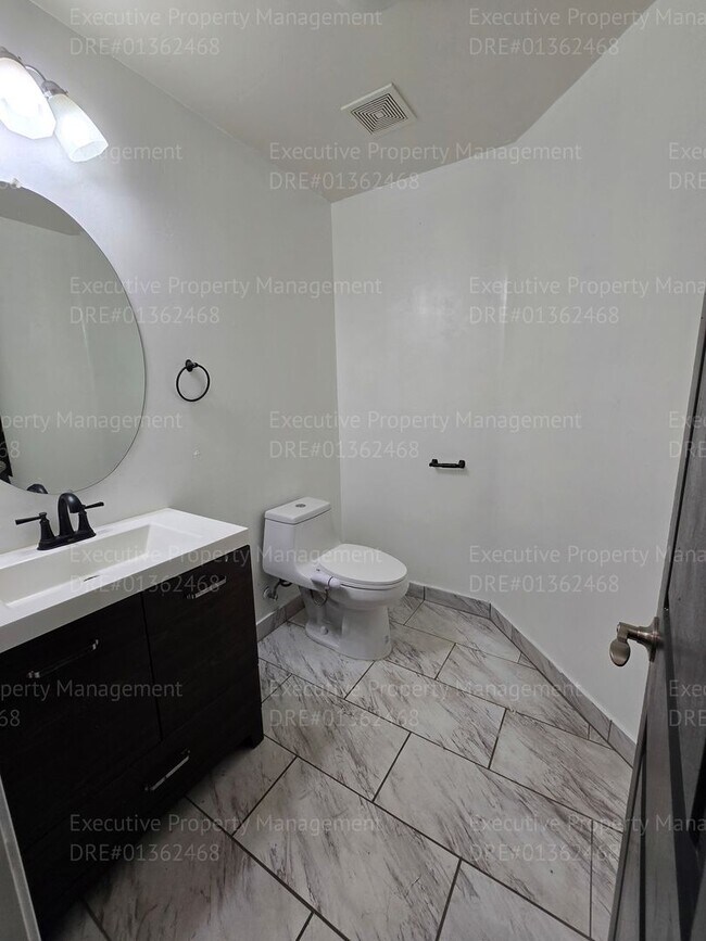 Building Photo - 3 bedroom/ 2.5 bathroom 2 story home.