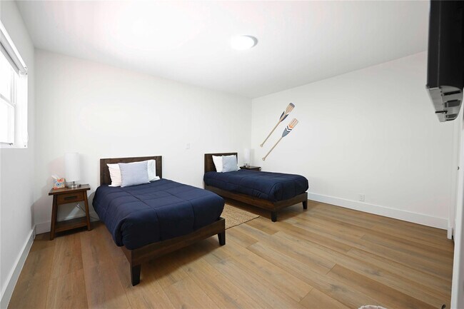 Building Photo - 114 N Beach Rd