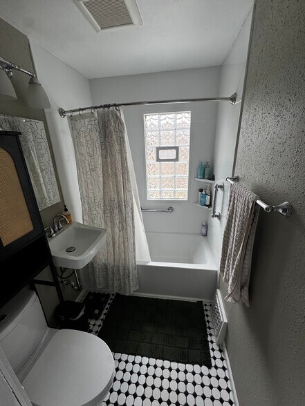 Building Photo - 2515 N 57th St