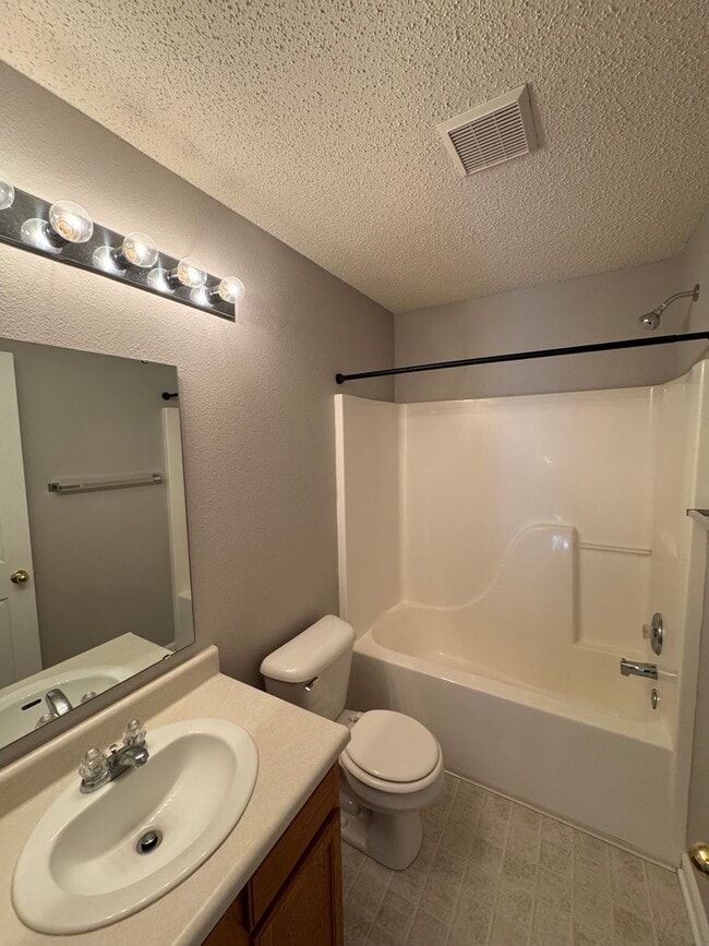 Building Photo - Noblesville 3  - R home