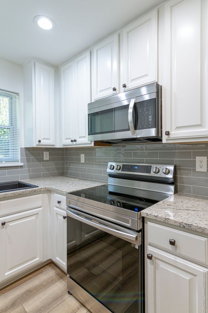 Building Photo - 545 Oakview Rd