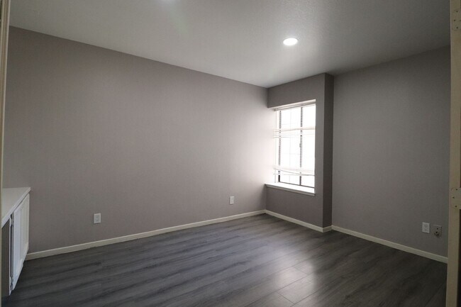 Building Photo - Spacious Northpointe Condo – 3 Bedrooms + Office | 3 Baths | Attached 2-Car Garage
