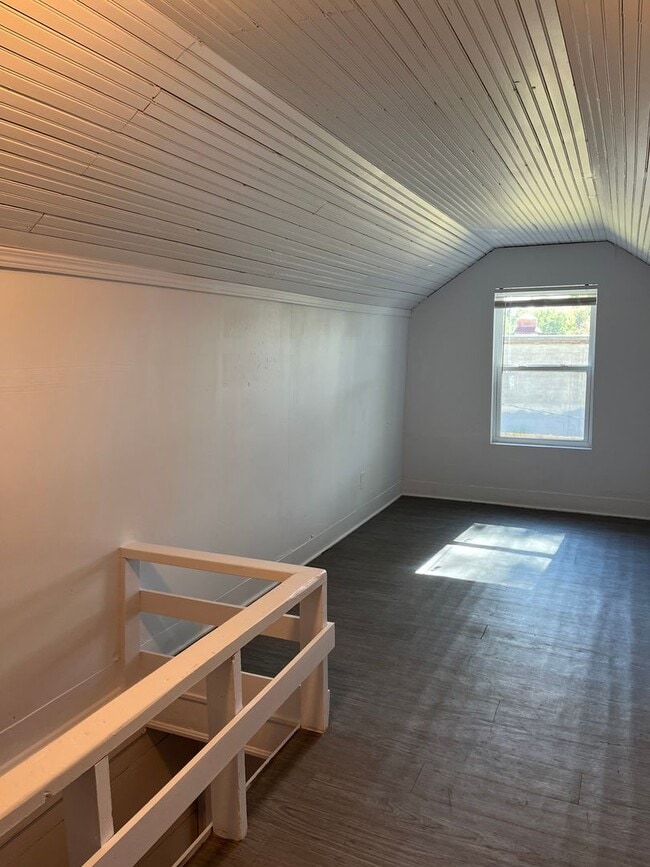 Building Photo - 2 bedroom House with Bonus Room and Fenced Yard