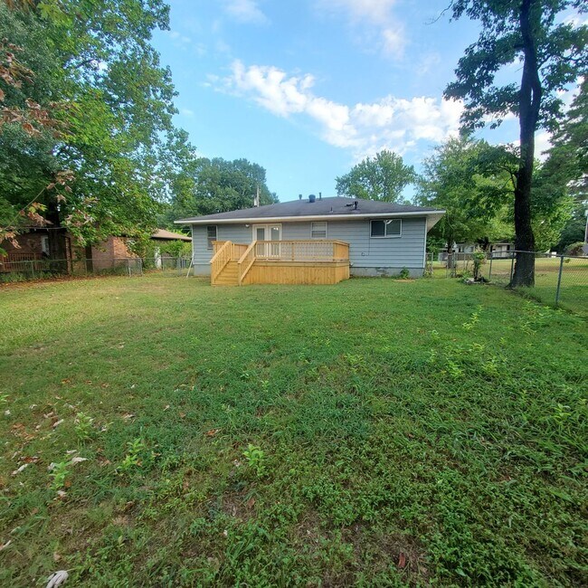 Building Photo - 702 Wildwood Ave
