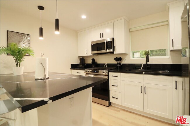 Building Photo - 9042 Phyllis Ave