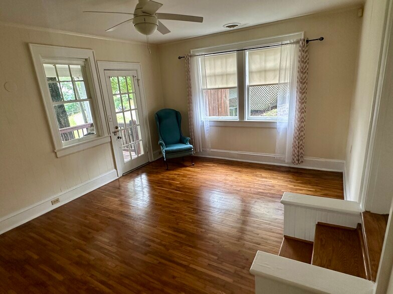 Living room - 20 S Crest Rd