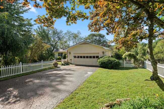 Building Photo - Spacious Updated Ranch