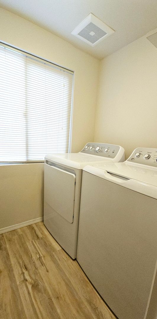 Building Photo - Newly Renovated Duplex in CID