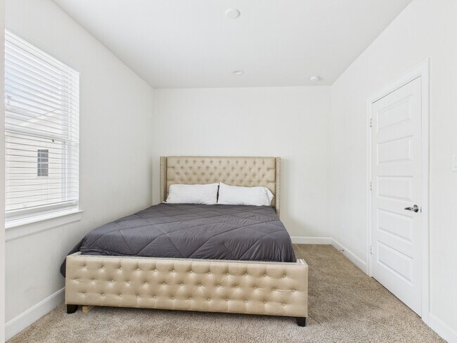 Building Photo - 2711 Clinton Dr