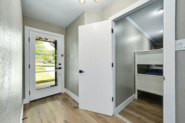 Building Photo - 1807 Krizan Ave