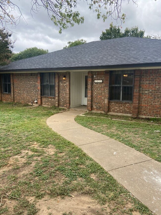 Building Photo - Blend of comfort and convenience