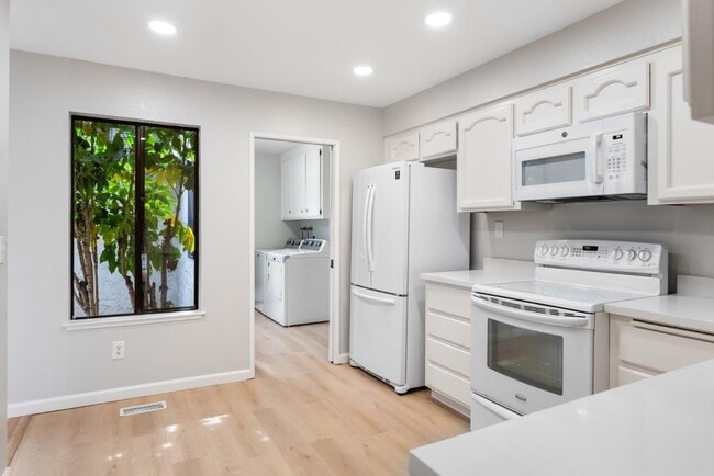 Building Photo - 922 Jungfrau Ct