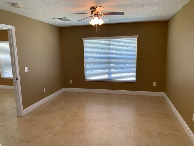 Building Photo - 4 Bedroom 2 bath CBS House with 2 car garage