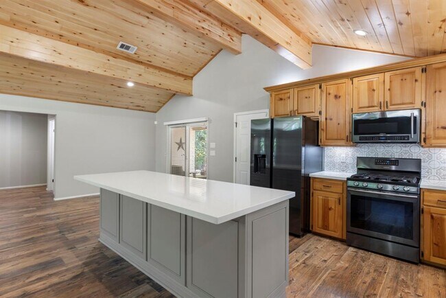 Building Photo - 21 Riverbank Dr