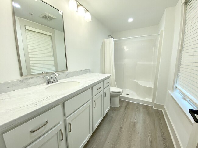 Building Photo - Two Bedroom Apartment Walking Distance to Downtown Bluffton!