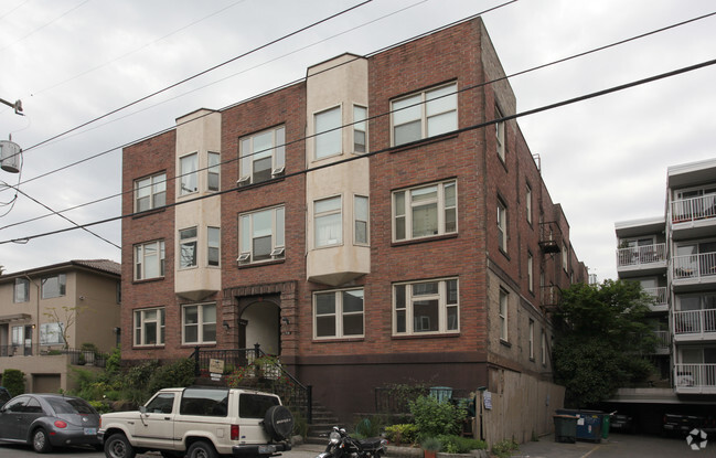 Primary Photo - Carlyle Apartments