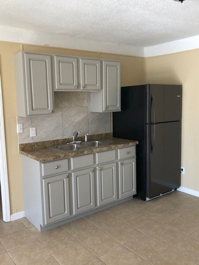 Building Photo - Renovated 2 Bedroom 1 Bath Apartments for Rent!